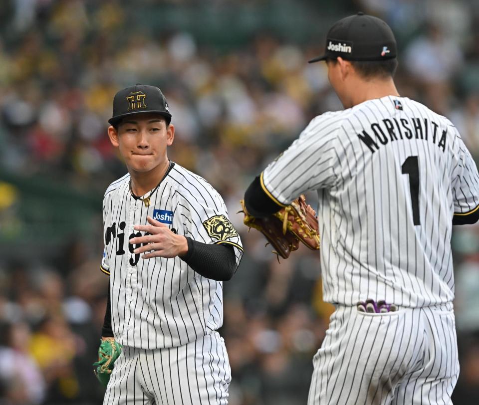 　５回を投げ終え、森下（右）とタッチを交わす伊原（撮影・西田忠信）