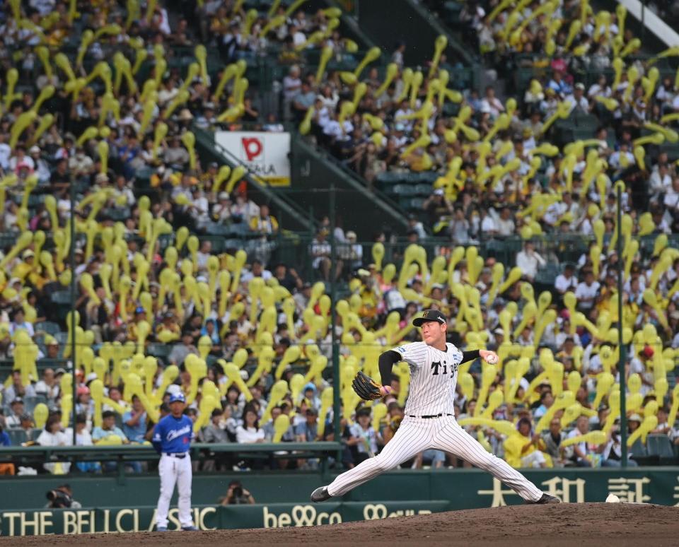 　７回、ジェット風船を背に力投する及川（撮影・西田忠信）