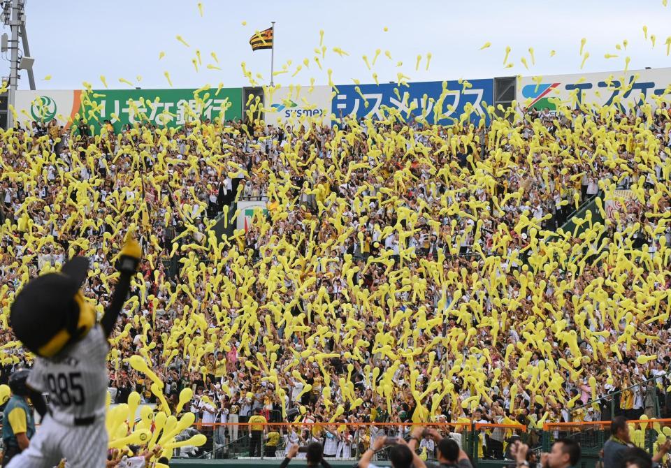 　７回の攻撃前、ジェット風船が宙を舞う甲子園（撮影・西田忠信）