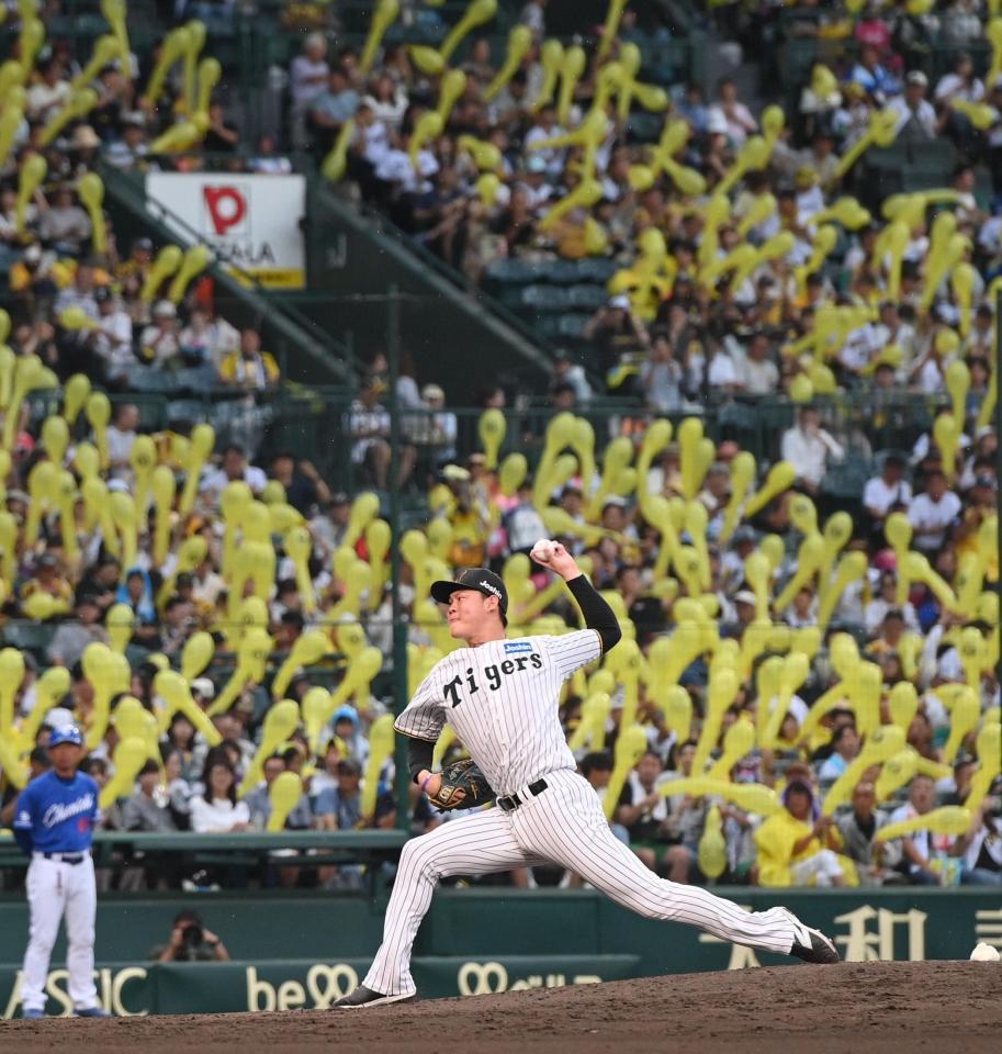　７回、ジェット風船を背に力投する及川（撮影・西田忠信）