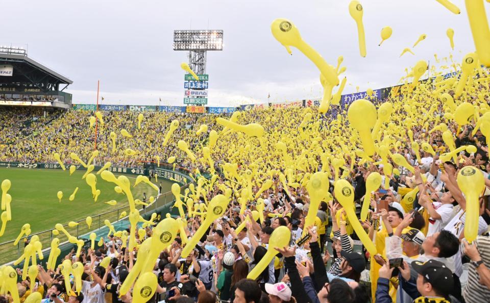 　７回裏前に打ち上げられるジェット風船（撮影・立川洋一郎）