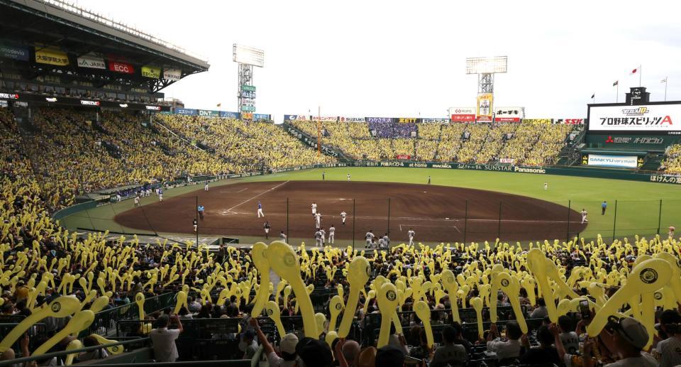 　７回、ジェット風船で彩られた甲子園（撮影・北村雅宏）