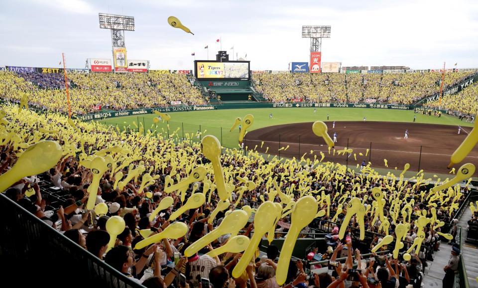 　７回、スタンドを黄色く染めるジェット風船（撮影・田中太一）