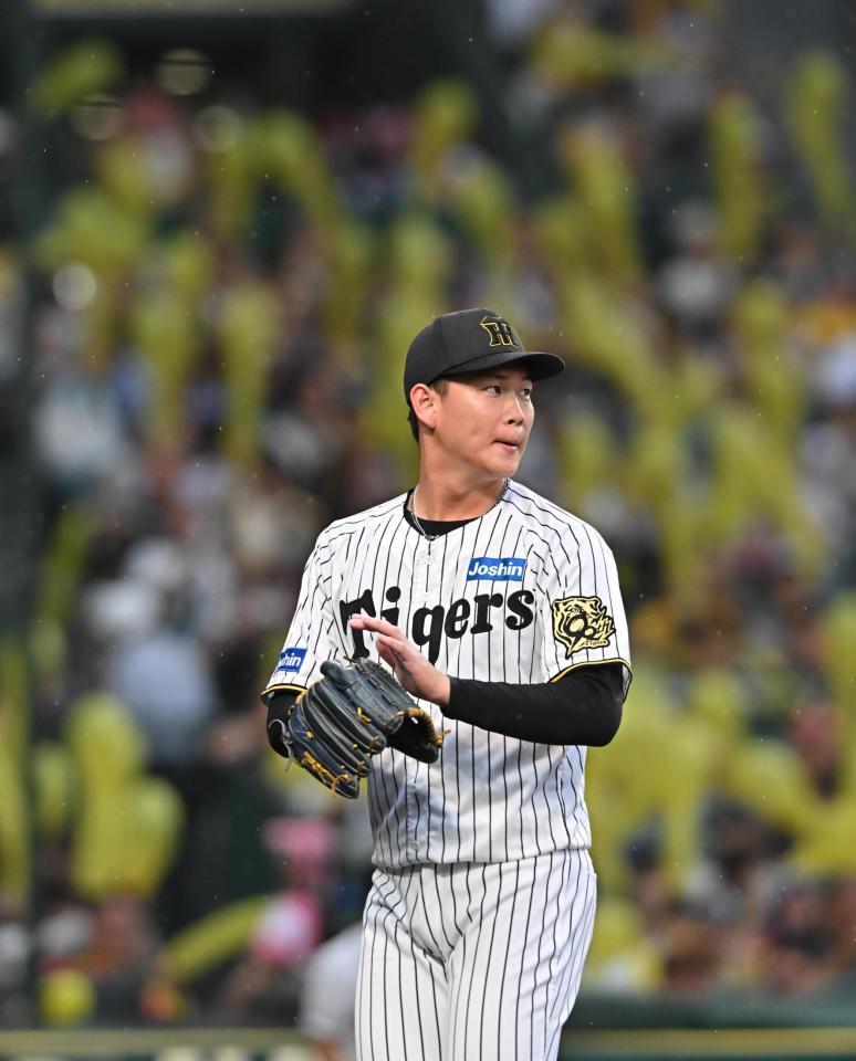 　７回を無失点に抑えベンチに戻る及川（撮影・西田忠信）