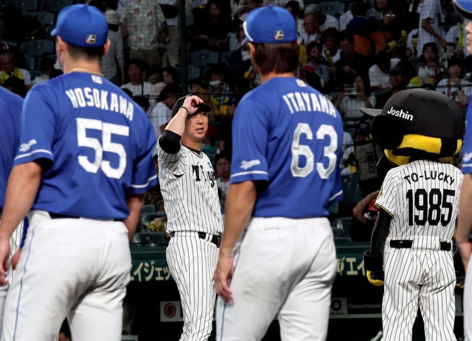 　中日に負け越し、あいさつする藤川監督（撮影・田中太一）