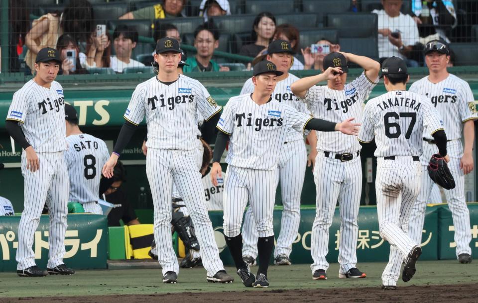 　９回が終わりナインを出迎える伊原（中央）ら（撮影・立川洋一郎）