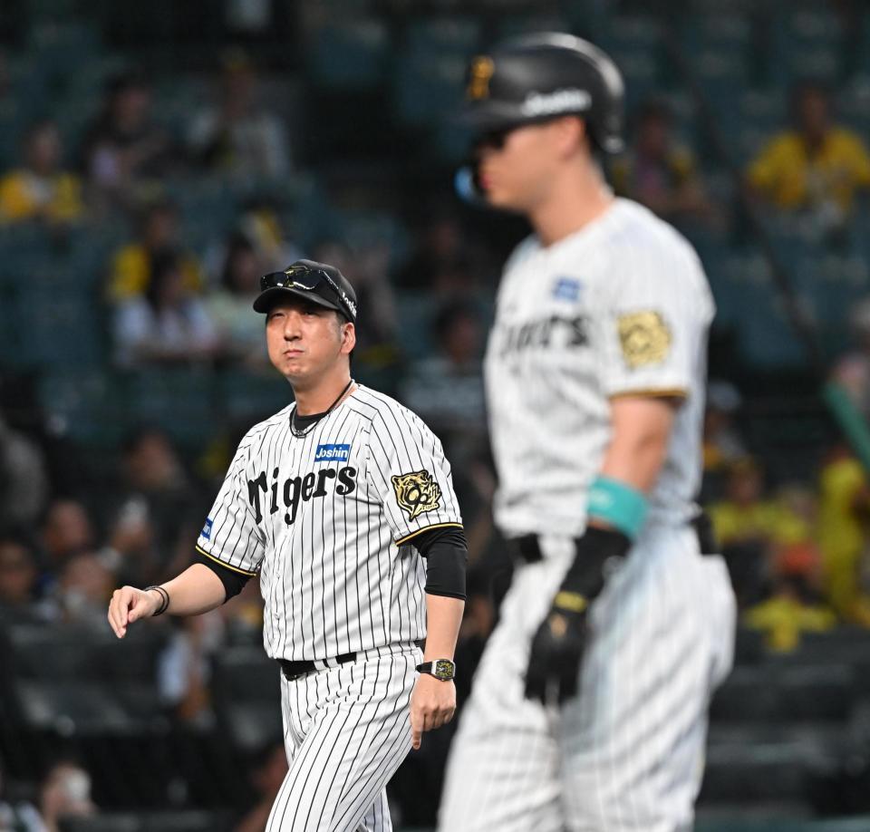 　敗戦後、グラウンドを後にする藤川監督（左）＝撮影・西田忠信