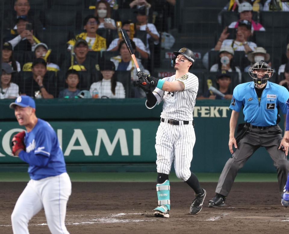 　９回、空振り三振に倒れる佐藤輝（撮影・立川洋一郎）