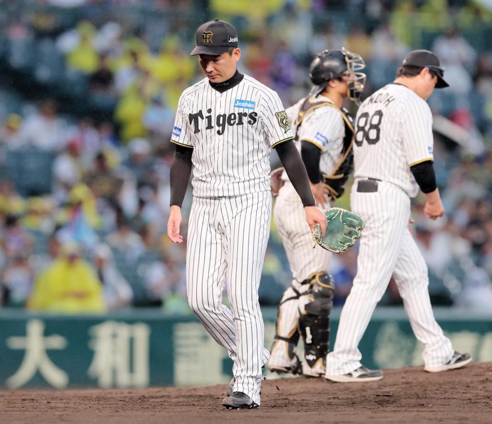 　９回、勝ち越しを許し降板する岩崎