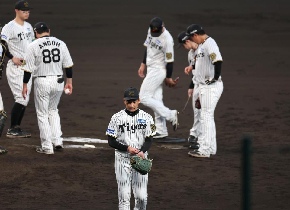　９回、逆転を許して交代を告げられた岩崎（手前中央）はマウンドを後にする（撮影・北村雅宏）