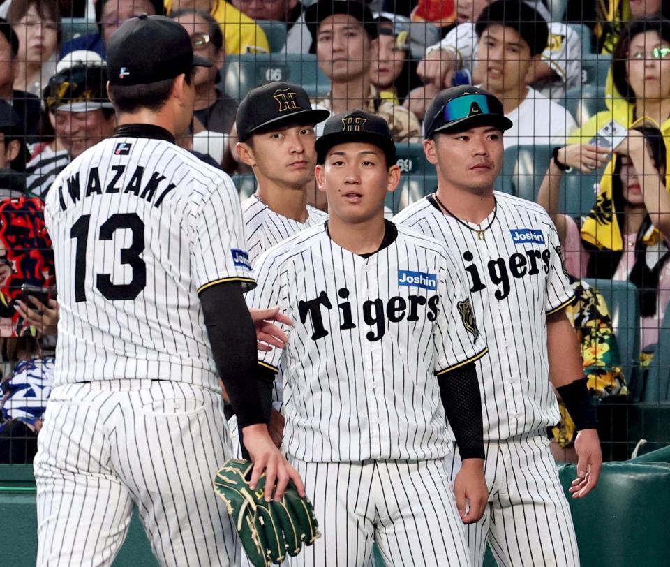 　９回、逆転を許し降板する岩崎を迎える伊原（中央）＝撮影・田中太一