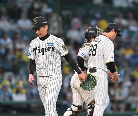 　９回、福永に勝ち越し打を許し、降板する岩崎（左）＝撮影・西田忠信