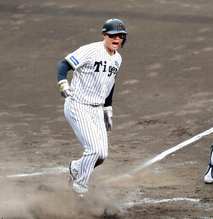 　５回、細川の悪送球の間に同点の生還を果たし、ほえる森下（撮影・北村雅宏）