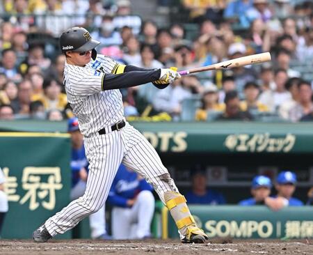 　５回、右前打を放つ森下（撮影・西田忠信）