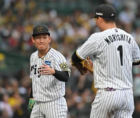 　５回を投げ終え、森下（右）とタッチを交わす伊原（撮影・西田忠信）