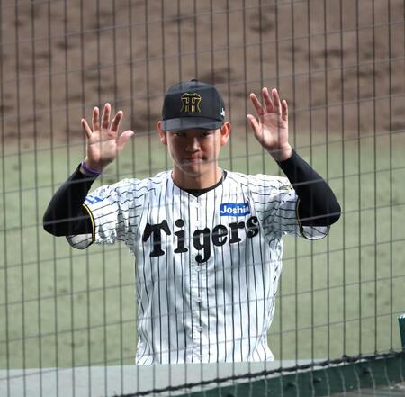 　ファンの声援に応えながらグラウンドを後にする及川（撮影・北村雅宏）