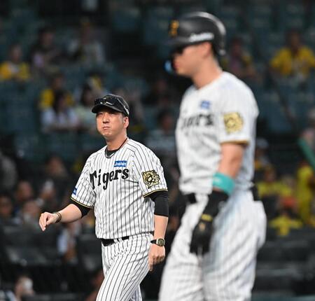 　敗戦後、グラウンドを後にする藤川監督（左）＝撮影・西田忠信