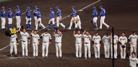　中日に逆転負けを喫し、ファンにあいさつする藤川監督（手前左から２人目）＝撮影・北村雅宏