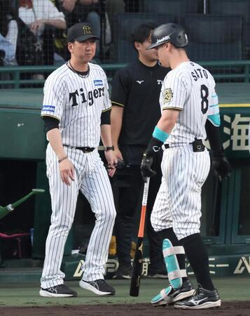 　試合が終了し整列に向かう藤川監督。右は最後の打者となって引き揚げる佐藤輝（撮影・立川洋一郎）