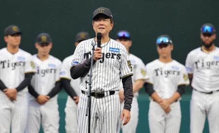 　シーズン終了の挨拶をする平田２軍監督（撮影・坂部計介）