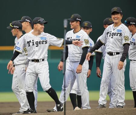 　平田２軍監督（右）から選手代表で挨拶するよう言われ、逃げる糸原（撮影・坂部計介）