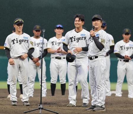 　「いざという時、頼りにならん」と毒舌まじりにセーブ王の岡留を紹介する平田２軍監督。右端は盗塁王の福島（撮影・坂部計介）