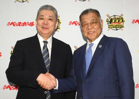 　トークショーを終えて握手をする江川卓氏（左）と掛布雅之氏（撮影・堀内翔）
