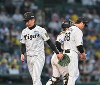 　９回、福永に勝ち越し打を許し、降板する岩崎（左）＝撮影・西田忠信
