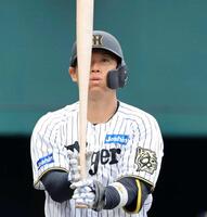 　８回、最後の打席に入り、じっとバットを見つめる原口（撮影・坂部計介）（撮影・坂部計介）