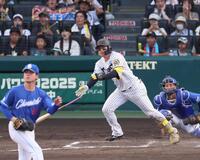 　７回、右中間へ二塁打を放つ森下（撮影・立川洋一郎）