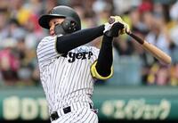 　３回、中前へ安打を放つ森下（撮影・田中太一）