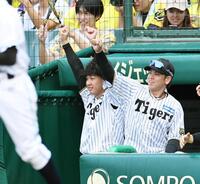 　６回、ヘルナンデスが勝ち越し打を放ち、ベンチでガッツポーズをする伊原（左）と梅野（撮影・田中太一）