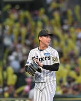 　７回を無失点に抑えベンチに戻る及川（撮影・西田忠信）