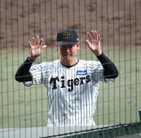 　ファンの声援に応えながらグラウンドを後にする及川（撮影・北村雅宏）