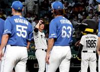 　中日に負け越し、あいさつする藤川監督（撮影・田中太一）