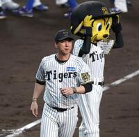 　あいさつを終え、足早にグラウンドを後にする藤川監督（撮影・北村雅宏）