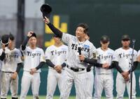 　ファンにシーズン終了のあいさつをする平田２軍監督（撮影・坂部計介）