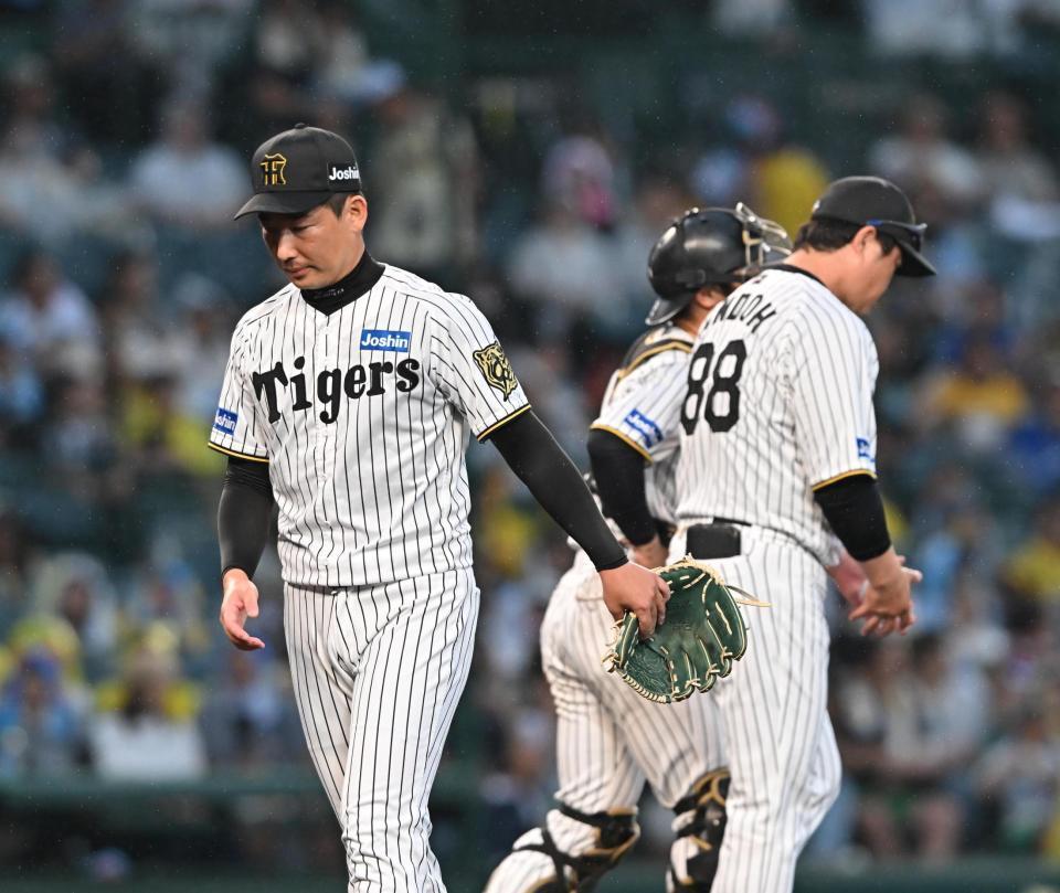 　９回、福永に勝ち越し打を許し、降板する岩崎（左）＝撮影・西田忠信