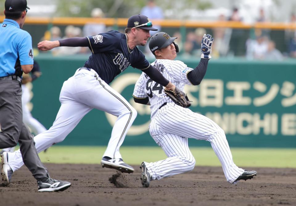 　４回、佐野の遊ゴロで二走の原口は二、三塁間で挟殺される（撮影・坂部計介）