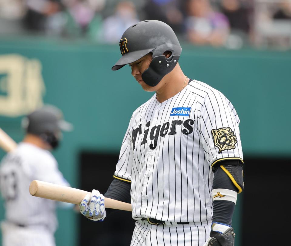 　８回、空振り三振に倒れ、ベンチに引き揚げる原口（撮影・坂部計介）