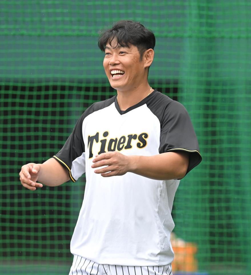 　笑顔を見せる原口（撮影・飯室逸平）