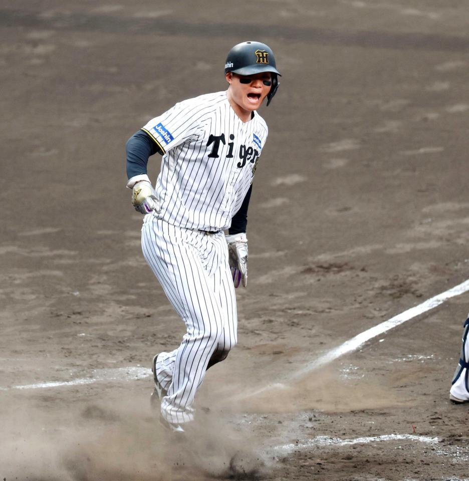 　５回、細川の悪送球の間に同点の生還を果たし、ほえる森下（撮影・北村雅宏）