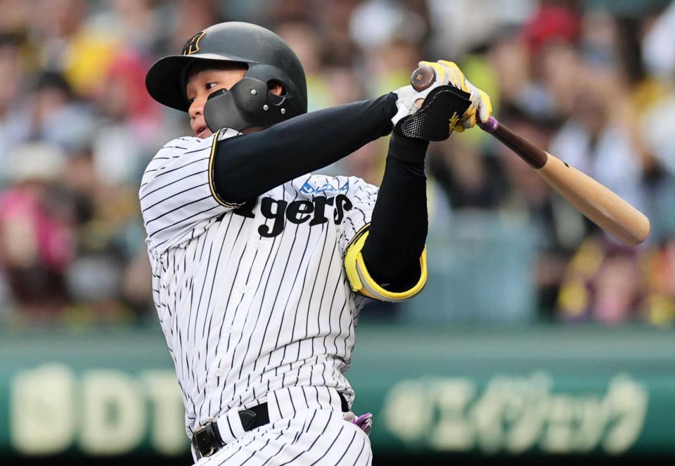 　３回、中前へ安打を放つ森下（撮影・田中太一）