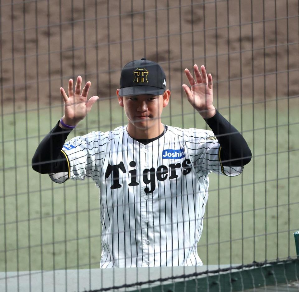 　ファンの声援に応えながらグラウンドを後にする及川（撮影・北村雅宏）