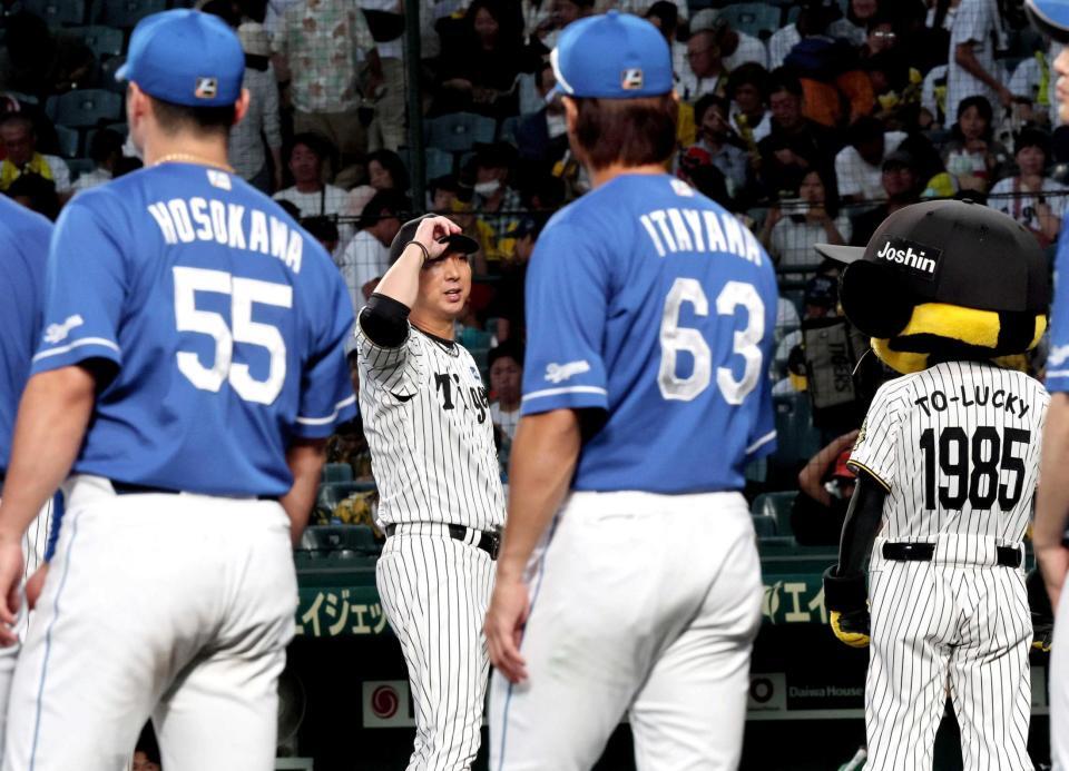 　中日に負け越し、あいさつする藤川監督（撮影・田中太一）