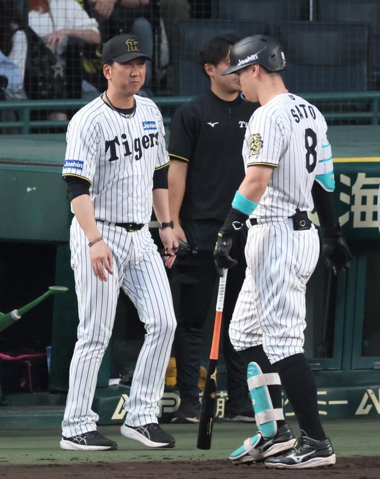 　試合が終了し整列に向かう藤川監督。右は最後の打者となって引き揚げる佐藤輝（撮影・立川洋一郎）