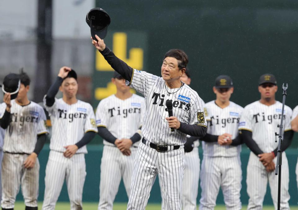 　ファンにシーズン終了のあいさつをする平田２軍監督（撮影・坂部計介）