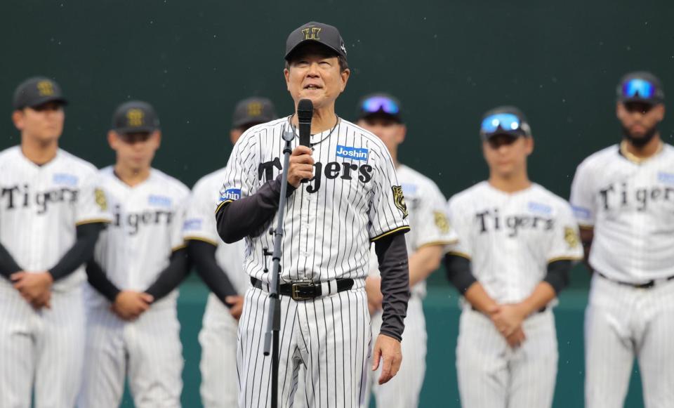 　シーズン終了の挨拶をする平田２軍監督（撮影・坂部計介）