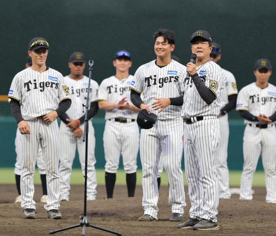 　「いざという時、頼りにならん」と毒舌まじりにセーブ王の岡留を紹介する平田２軍監督。右端は盗塁王の福島（撮影・坂部計介）