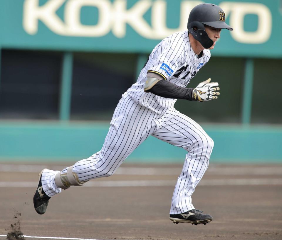 　１回、投ゴロで一塁に全力疾走する福島（撮影・坂部計介）